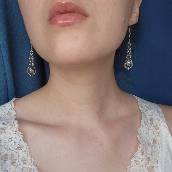 Vintage elegant long dangly silver chainmail earrings - Picture 4 of 7